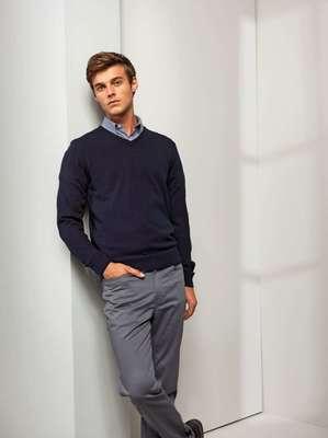 ‘ESSENTIAL’ MEN’S ACRYLIC V-NECK SWEATER